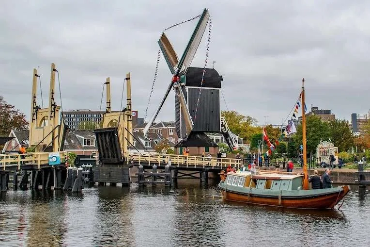 Burgemeester Haan Bezoekt Leiden Per Trekschuit