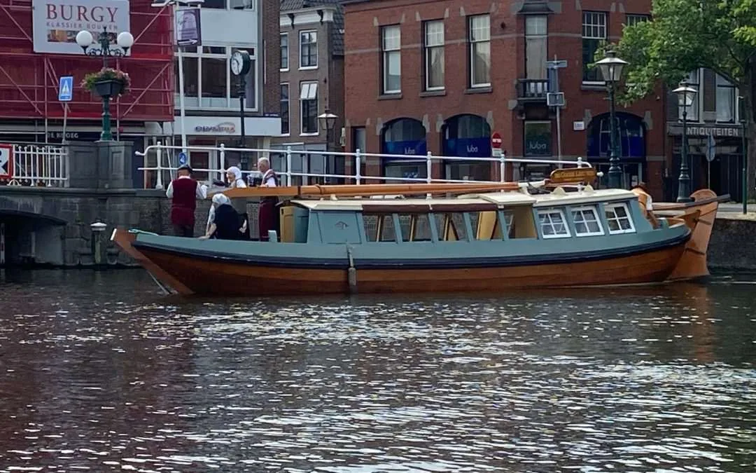 De Trekschuit bijna buitengaats op reis naar Leiden